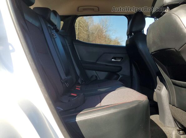 3N8AP6DB9SL318756 2025 NISSAN KICKS Белый Вид задней части салона