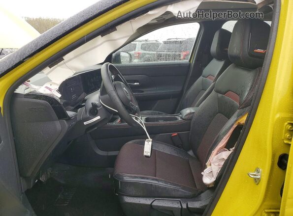 3N8AP6DD8SL404559 2025 NISSAN KICKS Yellow Вид салону спереду