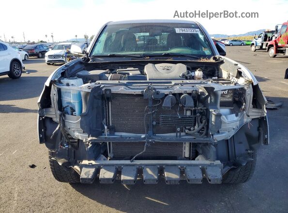 3TMAZ5CN3JM068077 2018 TOYOTA TACOMA Серебряный Вид спереди