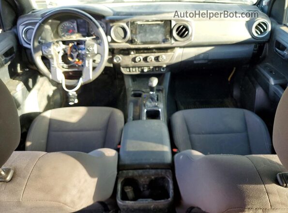 3TMAZ5CN3JM068077 2018 TOYOTA TACOMA Серебряный Вид панели приборов