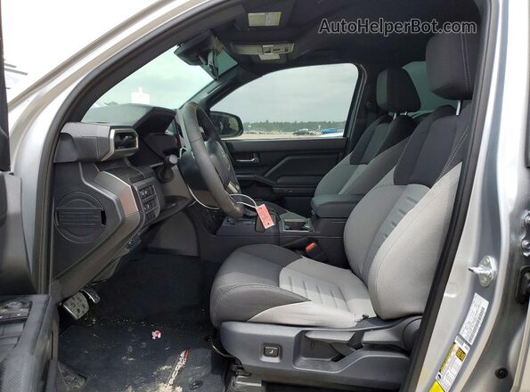 3TMKB5FN3TM054252 2026 TOYOTA TACOMA Серебряный Вид салона спереди