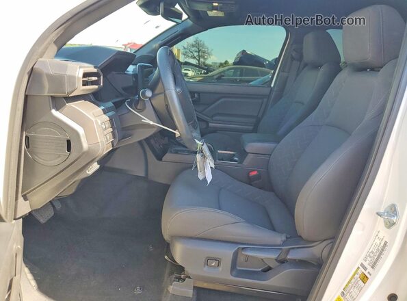 3TMLB5JN5RM034475 2024 TOYOTA TACOMA Белый Вид салона спереди