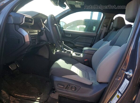 3TMLB5JN6RM058770 2024 TOYOTA TACOMA Угольный Вид салона спереди