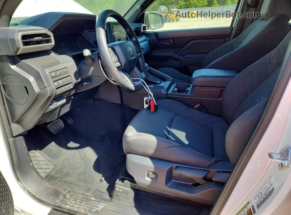 3TYKD5HN3TT040069 2026 TOYOTA TACOMA Белый Вид салона спереди