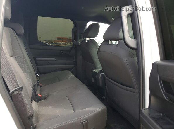 3TYKD5HN5RT004425 2024 TOYOTA TACOMA White Vista interior trasera
