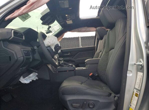 3TYLB5JN3ST080803 2025 TOYOTA TACOMA Серебряный Вид салона спереди