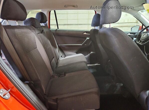 3VV0B7AX8JM079318 2018 VOLKSWAGEN TIGUAN Оранжевый Вид задней части салона