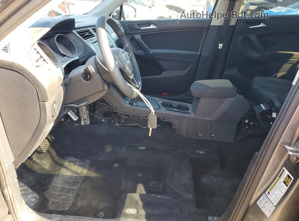 3VV1B7AXXJM075808 2018 VOLKSWAGEN TIGUAN Серый Вид салона спереди