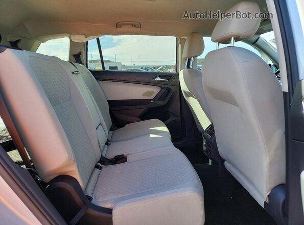 3VV1B7AXXJM123792 2018 VOLKSWAGEN TIGUAN Gray Widok wnętrza z tyłu