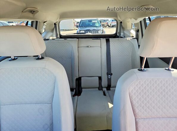 3VV1B7AXXJM123792 2018 VOLKSWAGEN TIGUAN Gray Widok tylnych siedzeń