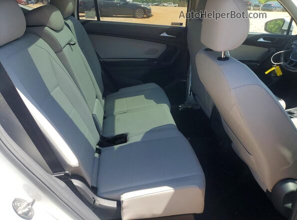 3VV2B7AX3JM004292 2018 VOLKSWAGEN TIGUAN White Rear interior view