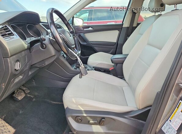 3VV2B7AX4JM026947 2018 VOLKSWAGEN TIGUAN Gray Вид салону спереду