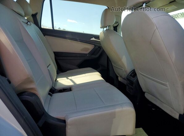 3VV2B7AX4JM153424 2018 VOLKSWAGEN TIGUAN Серебряный Вид задней части салона