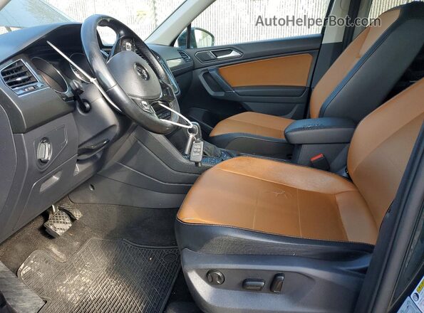 3VV2B7AX6JM150508 2018 VOLKSWAGEN TIGUAN Green Widok wnętrza z przodu