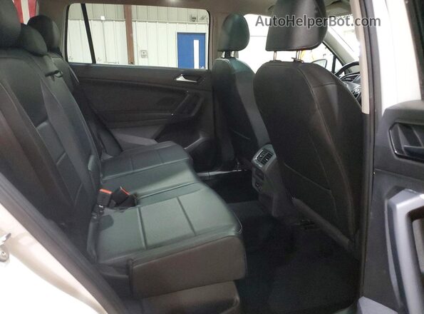 3VV2B7AX8JM097309 2018 VOLKSWAGEN TIGUAN Белый Вид задней части салона