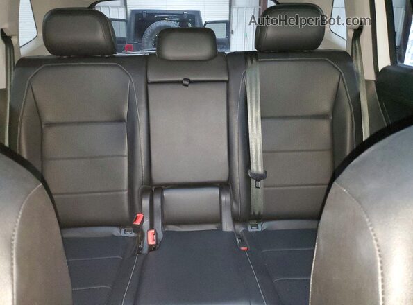 3VV2B7AX8JM097309 2018 VOLKSWAGEN TIGUAN Белый Вид задних сидений