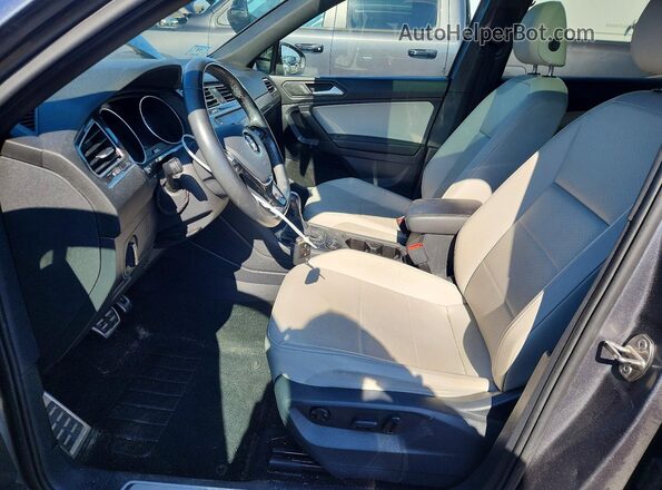 3VV2B7AX8MM154130 2021 VOLKSWAGEN TIGUAN Серый Вид салона спереди