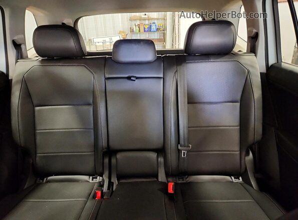 3VV2B7AX9JM179064 2018 VOLKSWAGEN TIGUAN White Widok tylnych siedzeń