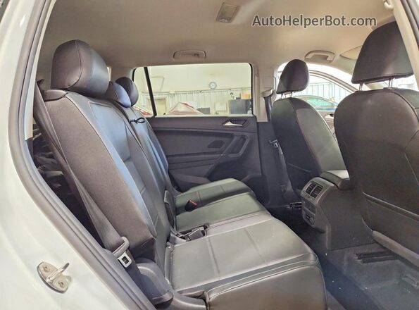 3VV2B7AX9JM179064 2018 VOLKSWAGEN TIGUAN White Widok wnętrza z tyłu