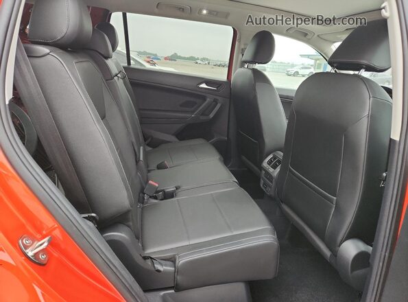 3VV2B7AX9JM190176 2018 VOLKSWAGEN TIGUAN Orange Widok wnętrza z tyłu