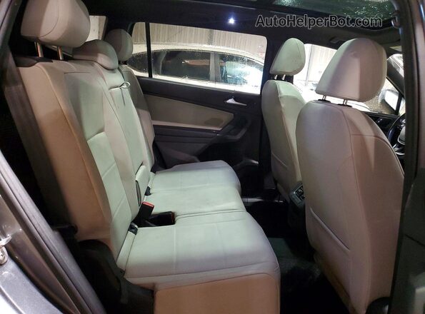 3VV2B7AXXJM204764 2018 VOLKSWAGEN TIGUAN Серый Вид задней части салона