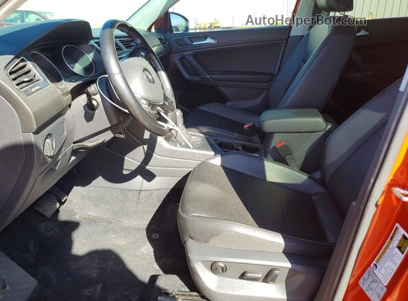 3VV3B7AX1JM038591 2018 VOLKSWAGEN TIGUAN Оранжевый Вид салона спереди