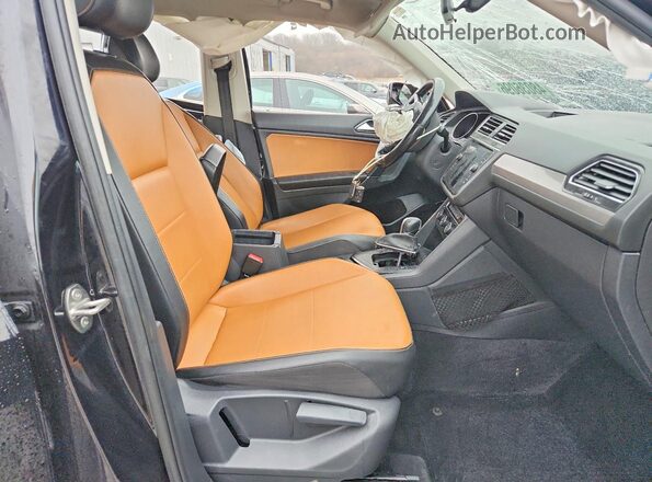 3VV3B7AX1JM081148 2018 VOLKSWAGEN TIGUAN Black Вид салону спереду