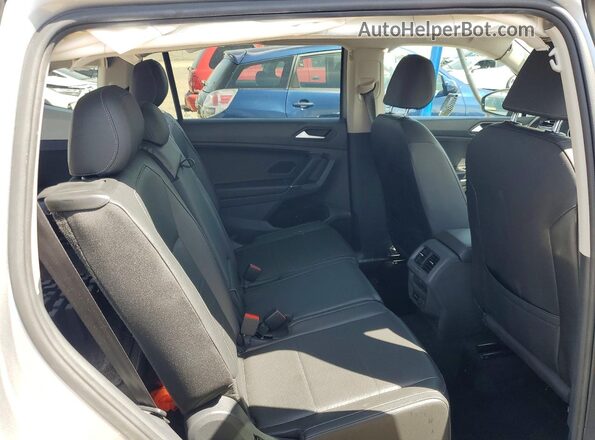 3VV3B7AX4LM013834 2020 VOLKSWAGEN TIGUAN Серебряный Вид задней части салона