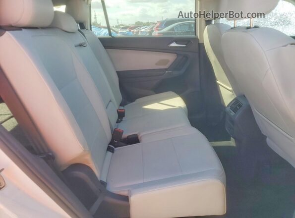 3VV3B7AX6JM150061 2018 VOLKSWAGEN TIGUAN Белый Вид задней части салона