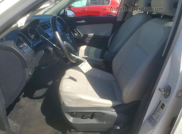 3VV3B7AX6JM150061 2018 VOLKSWAGEN TIGUAN Белый Вид салона спереди