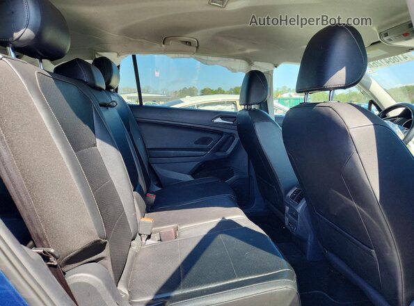 3VV3B7AX8JM000923 2018 VOLKSWAGEN TIGUAN Синий Вид задней части салона
