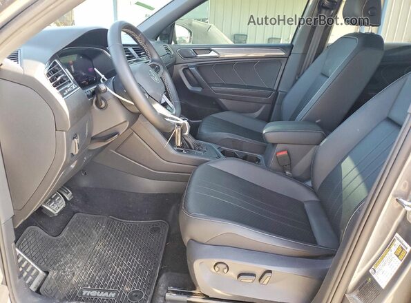 3VVCB7AX2PM093043 2023 VOLKSWAGEN TIGUAN Gray Widok wnętrza z przodu