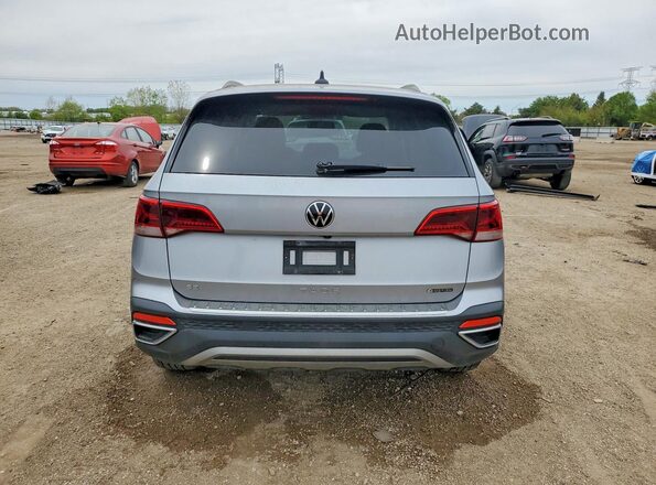 3VVLX7B22NM074221 2022 VOLKSWAGEN TAOS Серебряный Вид сзади