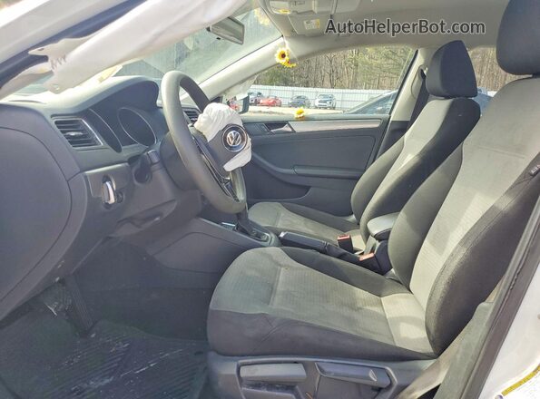 3VW2B7AJ9HM225641 2017 VOLKSWAGEN JETTA Белый Вид салона спереди