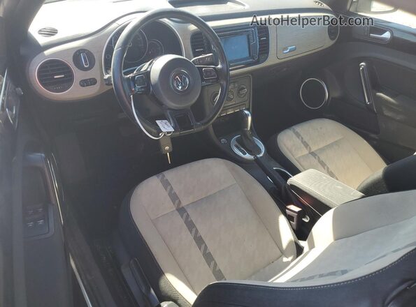 3VW5DAAT6JM503262 2018 VOLKSWAGEN BEETLE Green Widok deski rozdzielczej
