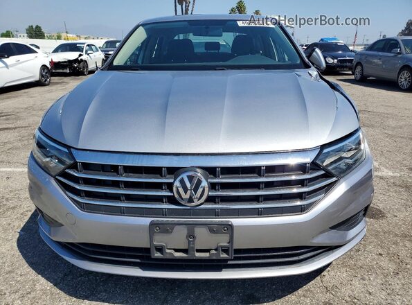3VWC57BU5KM225518 2019 VOLKSWAGEN JETTA Серебряный Вид спереди