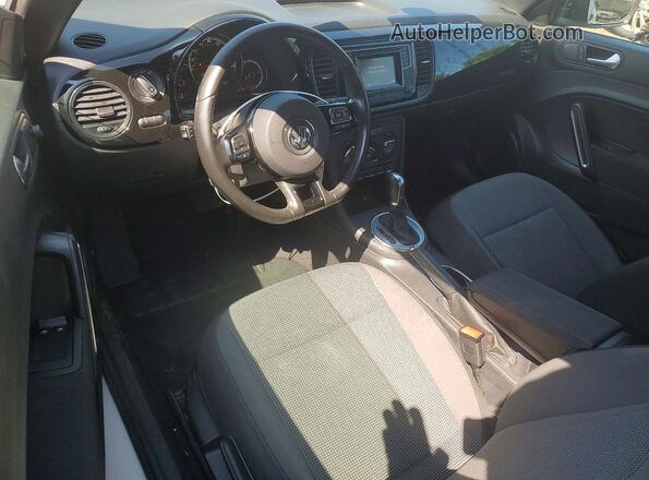 3VWF17AT6HM607227 2017 VOLKSWAGEN BEETLE White Widok deski rozdzielczej