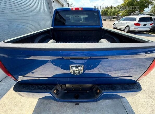 3C6RR6KG2JG249849 2018 RAM 1500 Синий Вид салона спереди