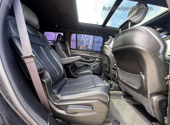 1C4RJKDG5N8522560 2022 JEEP GRAND Черный Вид салона спереди