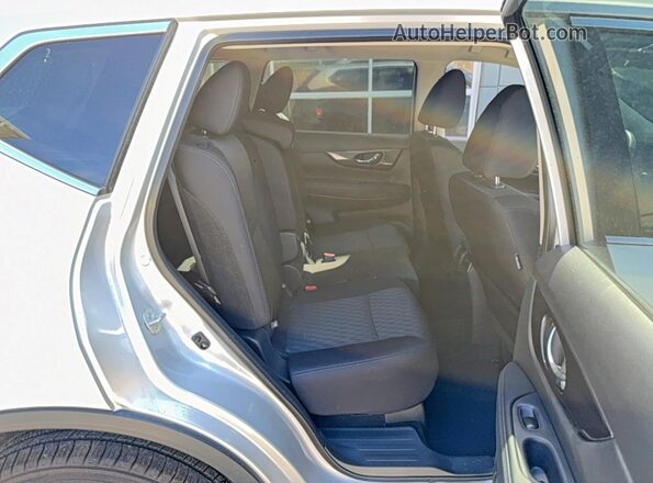 5N1AT2MV9JC845437 2018 NISSAN ROGUE Серебряный Вид салона спереди