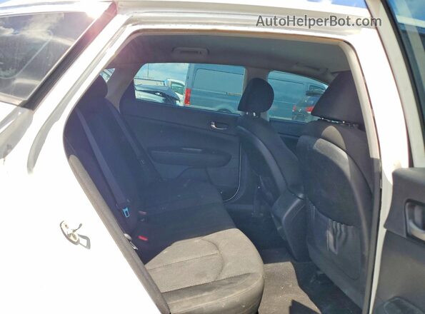 KNAGT4L32G5087431 2016 KIA OPTIMA White Widok wnętrza z tyłu