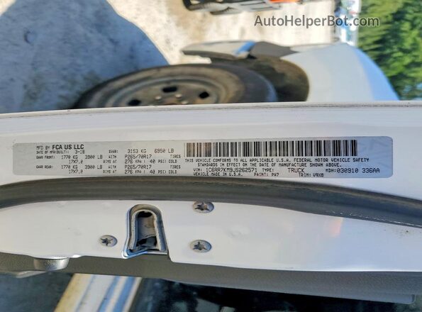 1C6RR7KM9JS262571 2018 RAM 1500 White Widok naklejki z numerem VIN