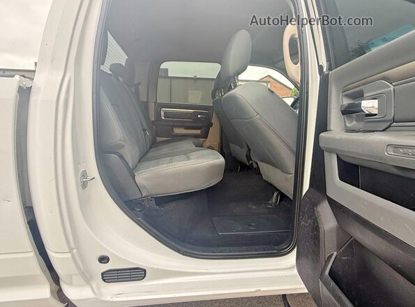 3C6UR5DL8HG620599 2017 RAM 2500 Белый Вид салона спереди