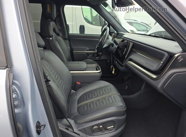 7PDSGABA4PN019950 2023 RIVIAN R1S Серый Вид сзади