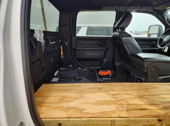 3C63RRGL7RG109921 2024 RAM 3500 Белый Вид задней части салона