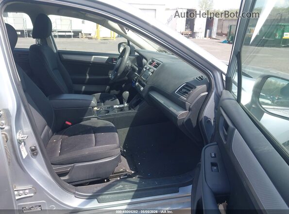 4S3BNAA66J3046015 2018 SUBARU LEGACY Серебряный Вид салона спереди