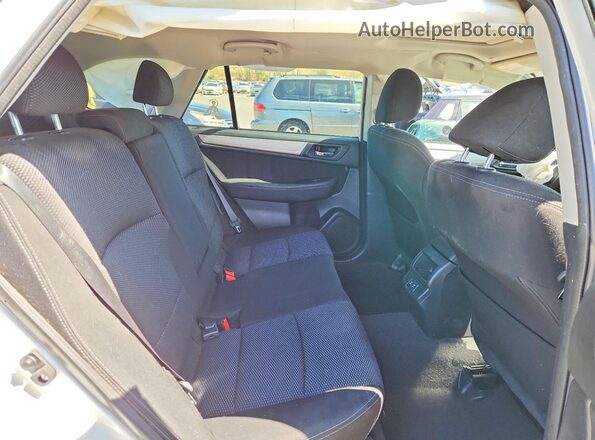 4S4BSAHC5K3304865 2019 SUBARU OUTBACK White Widok wnętrza z tyłu