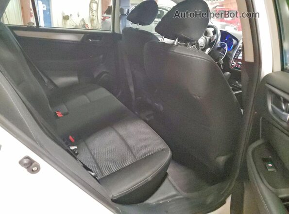 4S4BSAHC6J3217765 2018 SUBARU OUTBACK White Widok wnętrza z tyłu