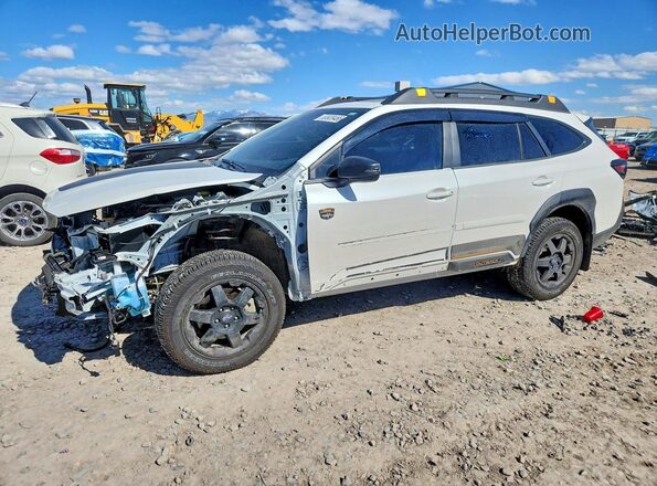 4S4BTGUD9S3320131 2025 SUBARU OUTBACK White Vista tres cuartos delantera izquierda