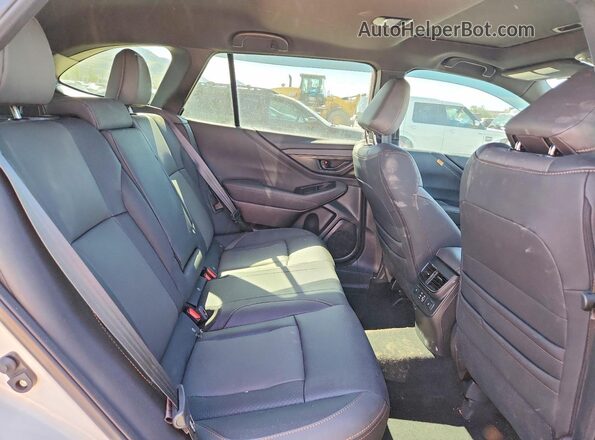 4S4BTGUD9S3320131 2025 SUBARU OUTBACK White Vista de los asientos traseros